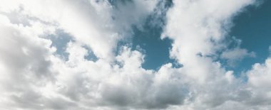 Süslü bulutlar. Dramatik bir gökyüzü. Destansı fırtına bulutları. Yumuşak güneş ışığı. Panoramik görüntü, doku, arkaplan, grafik kaynakları, tasarım, kopyalama alanı. Meteoroloji, cennet, umut, barış kavramı