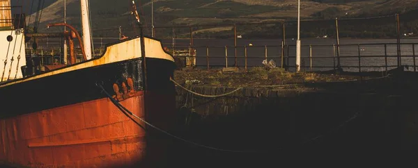 Gammal Röd Fiskebåt Ankrad Nära Stranden Loch Fyne Närbild Inveraray — Stockfoto