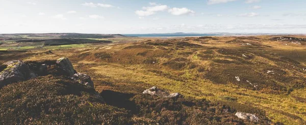 海岛的山谷 山丘和岩石海岸全景 内赫布里底斯 苏格兰 Idyllic景观 旅游目的地 国家地标 生态旅游 — 图库照片