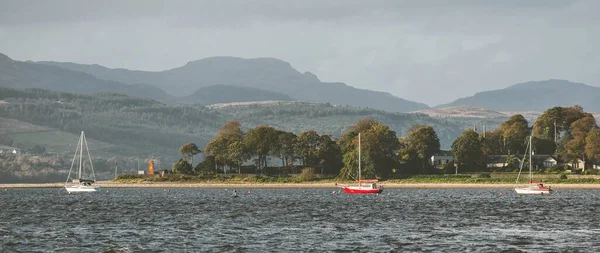 Břehů Firth Clyde Kotvily Malé Plachetnice Rhu Skotsko Velká Británie — Stock fotografie