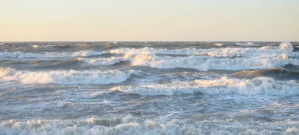Oostzee Bij Zonsondergang Zacht Gouden Zonlicht Gloeiende Lucht Golven Idyllische — Stockfoto