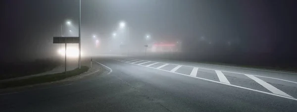 안개가 자욱하게 새로운 고속도로의 파노라마같은 가로등을 닫았다 라이트 어두운 — 스톡 사진