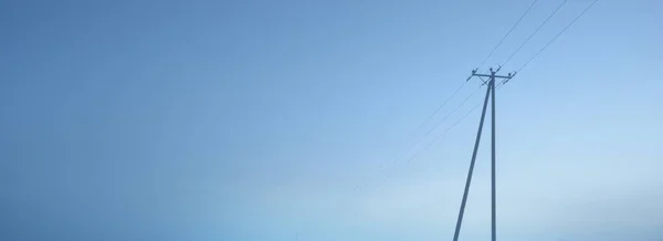 Elektrik Hattı Yakın Plan Açık Mavi Gökyüzü Işığı Sis Sis — Stok fotoğraf