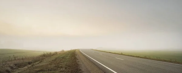 Vista Panorámica Carretera Vacía Través Los Campos Bosque Una Niebla — Foto de Stock