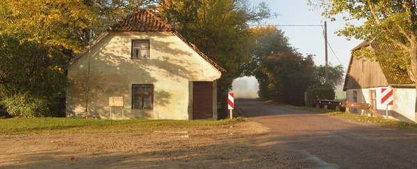 Uma Antiga Estrada Asfalto Rural Através Aldeia Beco Carvalhos Casa — Fotografia de Stock