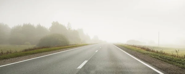 Vista Panoramica Dalla Macchina Dell Autostrada Vuota Attraverso Campi Foresta — Foto Stock