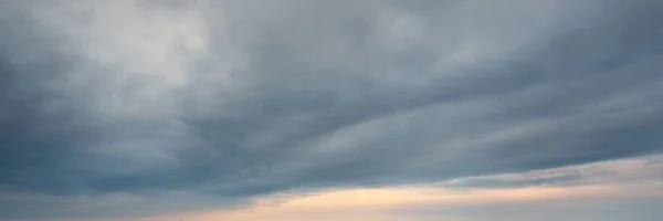 Céu Limpo Cirro Brilhante Nuvens Cúmulos Após Tempestade Luz Solar — Fotografia de Stock