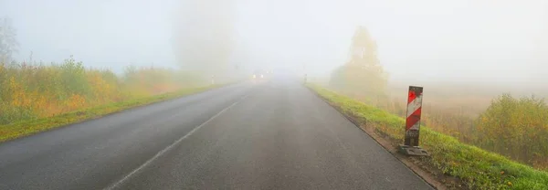 Vista Panorâmica Carro Estrada Vazia Através Dos Campos Floresta Uma — Fotografia de Stock