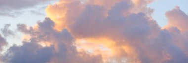 Açık mavi gökyüzü. Pembe ve altın rengi sirrus ve kümülüs bulutları fırtına üstüne, yumuşak güneş ışığı. Dramatik gün batımı bulutları. Meteoroloji, cennet, barış, grafik kaynakları, pitoresk panoramik manzara