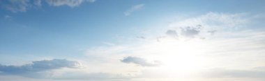 Süslü bulutlar. Dramatik bir gökyüzü. Destansı fırtına bulutları. Yumuşak güneş ışığı. Panoramik görüntü, doku, arkaplan, grafik kaynakları, tasarım, kopyalama alanı. Meteoroloji, cennet, umut, barış kavramı