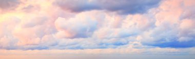 Açık mavi gökyüzü. Pembe ve altın rengi sirrus ve kümülüs bulutları fırtına üstüne, yumuşak güneş ışığı. Dramatik gün batımı bulutları. Meteoroloji, cennet, barış, grafik kaynakları, pitoresk panoramik manzara