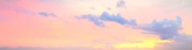 Açık mavi gökyüzü. Pembe ve altın rengi sirrus ve kümülüs bulutları fırtına üstüne, yumuşak güneş ışığı. Dramatik gün batımı bulutları. Meteoroloji, cennet, barış, grafik kaynakları, pitoresk panoramik manzara
