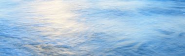 Deniz dalgaları ve sıçrama dokusu. Renkli gökyüzü suya yansıyor. Idyllic deniz manzarası. Kavramsal görüntü, uzun pozlama. Resimli bir manzara var. Arkaplan, duvar kağıdı, doğal desen, grafik kaynakları