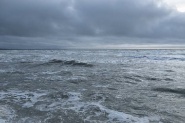 Fırtınadan sonra Baltık Denizi. Dramatik parlayan bulutlar. Deniz manzarası, bulutlar, fırtına, doğa. Panoramik manzara. Ekoloji, iklim değişikliği, hava durumu