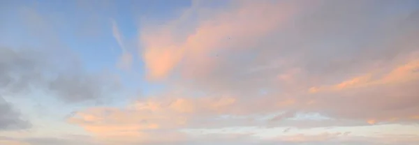 Céu Azul Claro Brilhante Cirro Rosa Dourado Nuvens Cúmulos Após — Fotografia de Stock