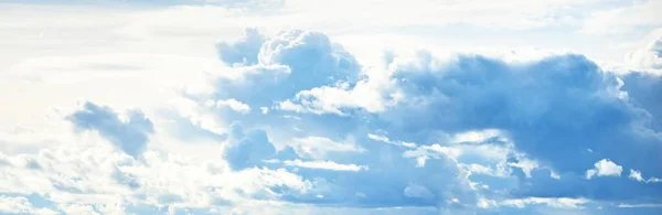 Cielo Azul Claro Después Tormenta Luz Solar Suave Imagen Panorámica — Foto de Stock