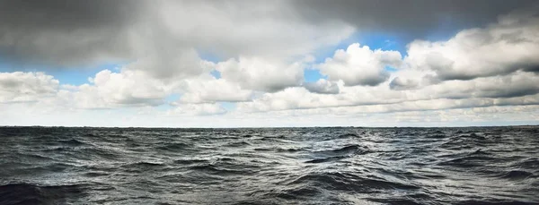 雷雨前在开阔的波罗的海上空闪耀的云彩 瑞典戏剧化的天空 史诗般的海景 游艇上的景色 在恶劣天气下航行 — 图库照片