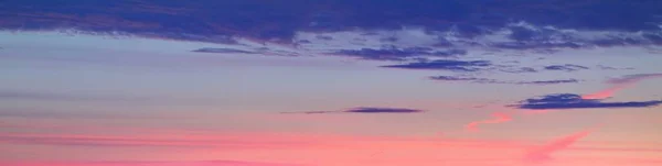 Céu Azul Claro Brilhante Cirro Rosa Dourado Nuvens Cúmulos Após — Fotografia de Stock