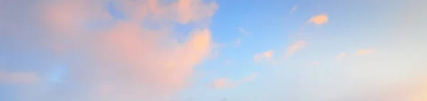 Ясное Голубое Небо Светящиеся Розовые Золотые Перистые Кучевые Облака После — стоковое фото