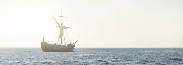 十八世纪的游艇在日落时在开阔的大海中航行 那是艘古老的大船娱乐 历史重演 — 图库照片