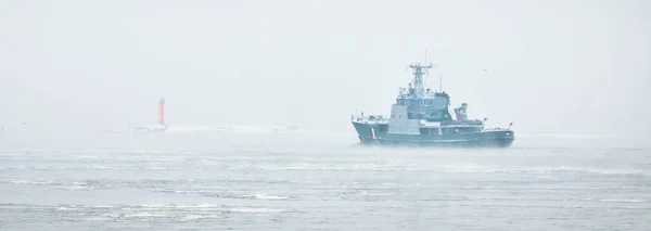 Navio Guarda Costeira Navegando Durante Tempestade Inverno Nevoeiro Ondas Mau — Fotografia de Stock