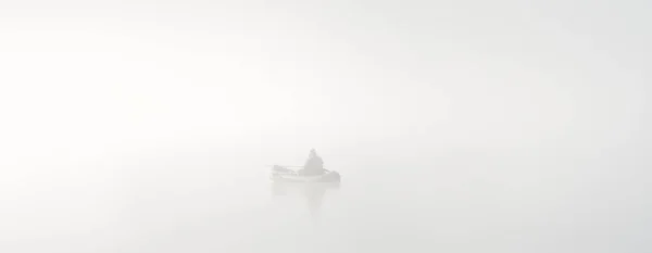 Рыбак Надувной Лодке Озеро Густом Белом Утреннем Тумане Атмосферный Монохромный — стоковое фото