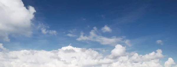 Ozdobne Chmury Dramatyczne Niebo Epicka Chmura Burzowa Miękkie Światło Słoneczne — Zdjęcie stockowe