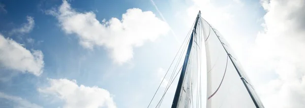 Witte Jacht Vaart Tegen Helder Blauwe Lucht Met Veel Wolken — Stockfoto