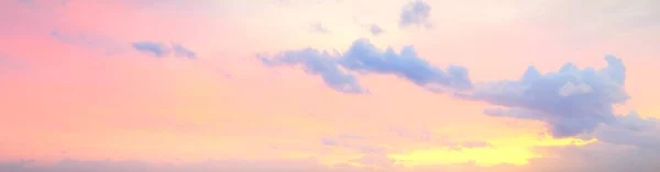 Cielo Blu Chiaro Scintillanti Cirri Rosa Dorato Nuvole Cumulus Dopo — Foto Stock