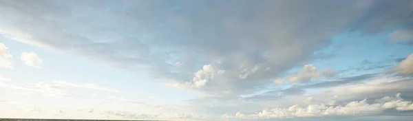Heldere Blauwe Lucht Gloeiende Roze Gouden Cirrus Cumulus Wolken Storm — Stockfoto
