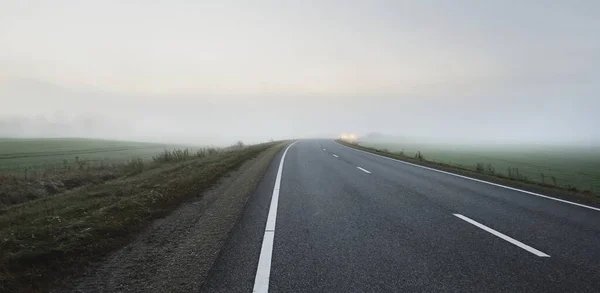 Panoramiczny Widok Pustą Autostradę Przez Pola Las Mgle Wschodzie Słońca — Zdjęcie stockowe