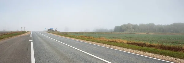 Панорамный Вид Машины Пустого Шоссе Через Поля Лес Тумане Восходе — стоковое фото
