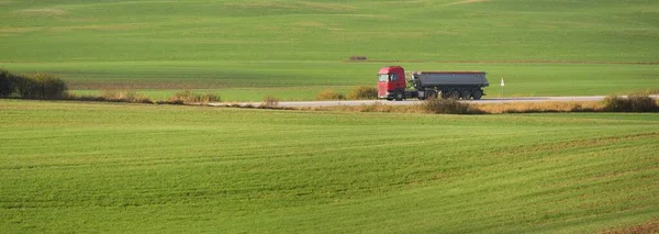 현대의 트레일러 농경지를 트랙터 선로로 정체된 — 스톡 사진