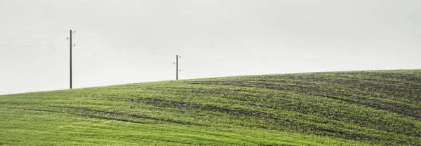 緑豊かな農地の丘のパノラマビュー 電力線の接近 劇的な嵐の空 生態系 環境被害 ドイツ — ストック写真