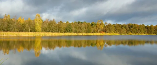 Vista Panorâmica Lago Floresta Sob Céu Dramático Nascer Sol Nuvens — Fotografia de Stock