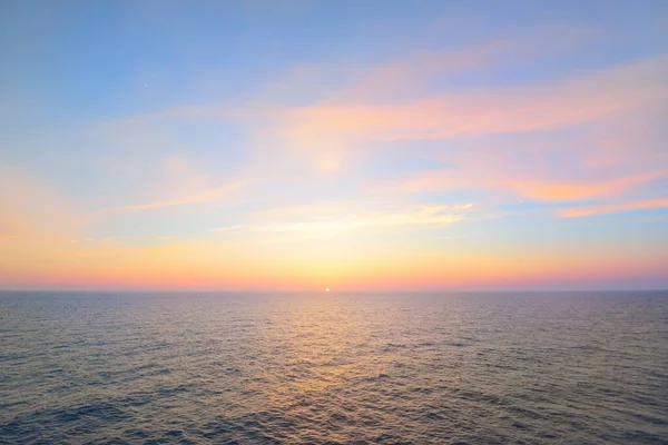 日没のバルト海 澄んだ空 青とピンクの輝く雲 柔らかい黄金の太陽 水面の質感 絵のような空中の夢のような風景 雲の風景 パノラマビー — ストック写真