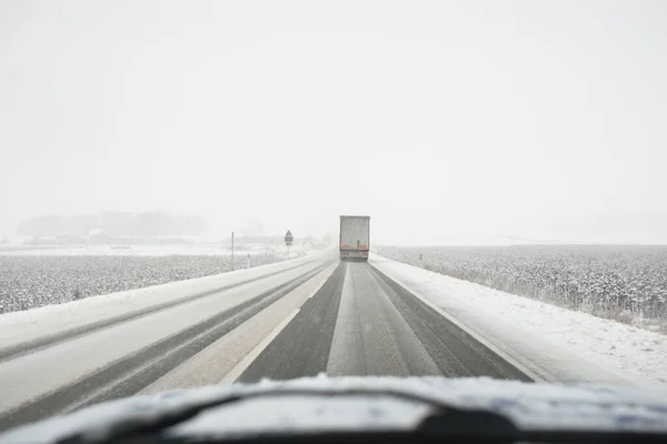 Pusta Autostrada Droga Asfaltowa Przez Pokryty Śniegiem Las Pola Obszar — Zdjęcie stockowe