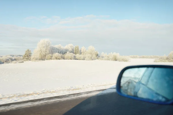 눈덮인 들판을 지나는 차에서 바라봐 내린다 크리스마스 타이어 — 스톡 사진