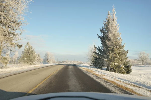 고속도로 아스팔트 눈덮인 들판을 지역을 내린다 크리스마스 타이어 — 스톡 사진