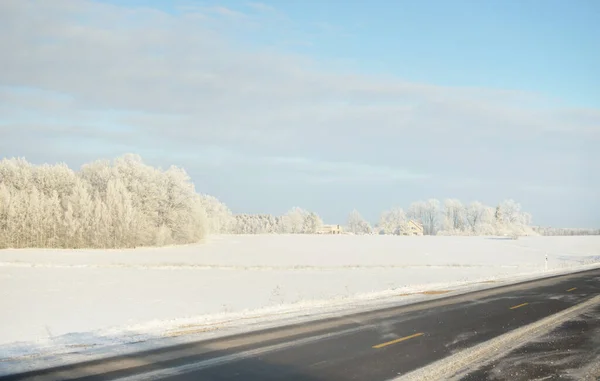 雪に覆われた森林やフィールド 農村部を介して空の高速道路 アスファルト道路 雪のドリフト ヨーロッパだ クリスマス休暇 遠隔地 冬のタイヤ 危険な運転の概念 — ストック写真