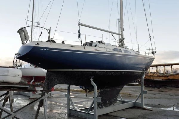 Blaue Schaluppe Getakelt Segelboot Land Einem Yachtclub Stehen Service Reparatur — Stockfoto
