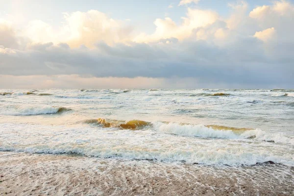 Балтийское Море После Шторма Драматическое Небо Светящиеся Облака Мягкий Солнечный — стоковое фото