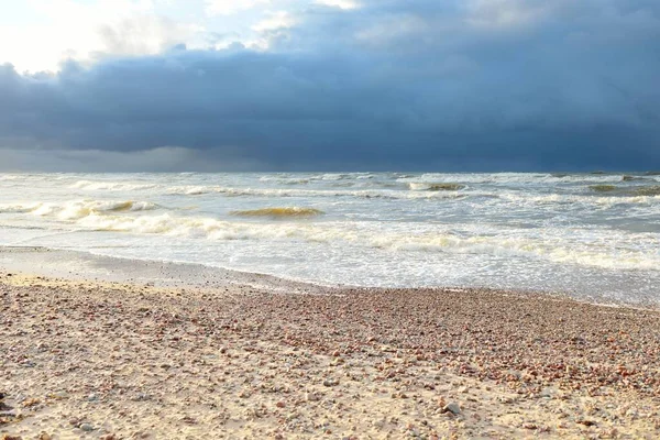 Fırtınadan sonra Baltık kıyıları (kum tepeleri, plaj). Dramatik gökyüzü, parlayan bulutlar. Resimli panoramik manzara. Doğa, çevre, ekoloji, eko-turizm, yürüyüş, keşif kavramları