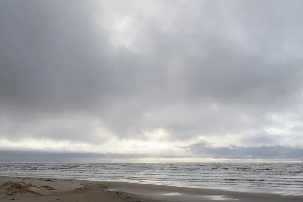 嵐の後のバルト海 柔らかい夕日の光 劇的な輝く雲 パノラマビュー 生態系 気候変動 — ストック写真