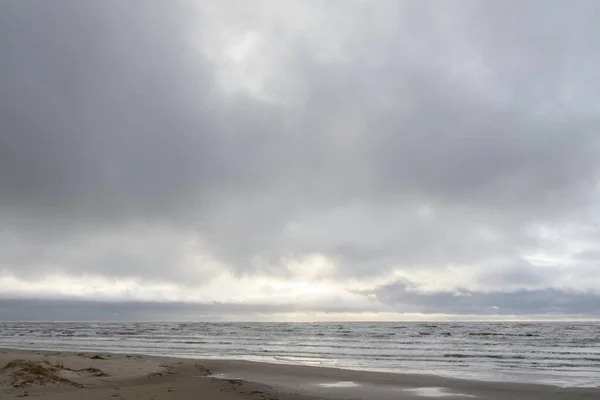 Ostsee Nach Dem Sturm Sanftes Sonnenuntergangslicht Dramatisch Leuchtende Wolken Meereslandschaft — Stockfoto