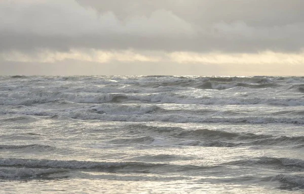 폭풍이 지나간 발트해 부드러운 극적으로 빛나는 물총새 파노라마처럼 보입니다 — 스톡 사진