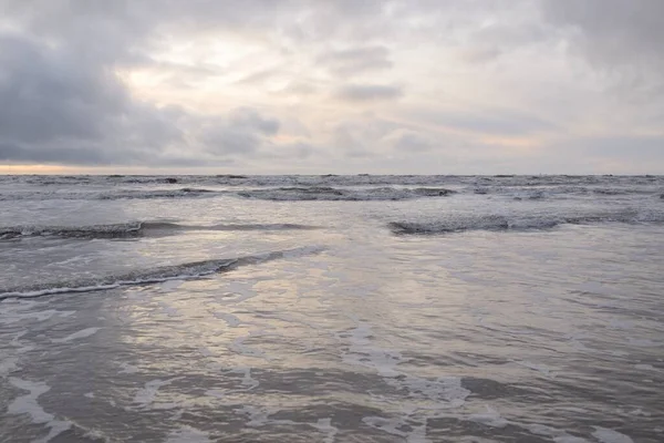 Mar Báltico Después Tormenta Luz Suave Atardecer Nubes Brillantes Dramáticas — Foto de Stock
