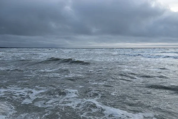 Fırtınadan sonra Baltık Denizi. Dramatik parlayan bulutlar. Deniz manzarası, bulutlar, fırtına, doğa. Panoramik manzara. Ekoloji, iklim değişikliği, hava durumu