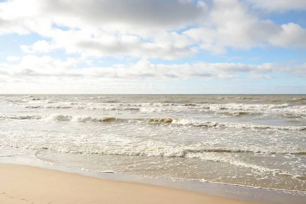 Östersjön Efter Stormen Dramatisk Himmel Glödande Moln Mjukt Solljus Vågor — Stockfoto