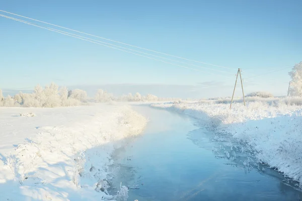 Prairie Forestière Rivière Gelée Ligne Électrique Pur Soleil Brume Ciel — Photo